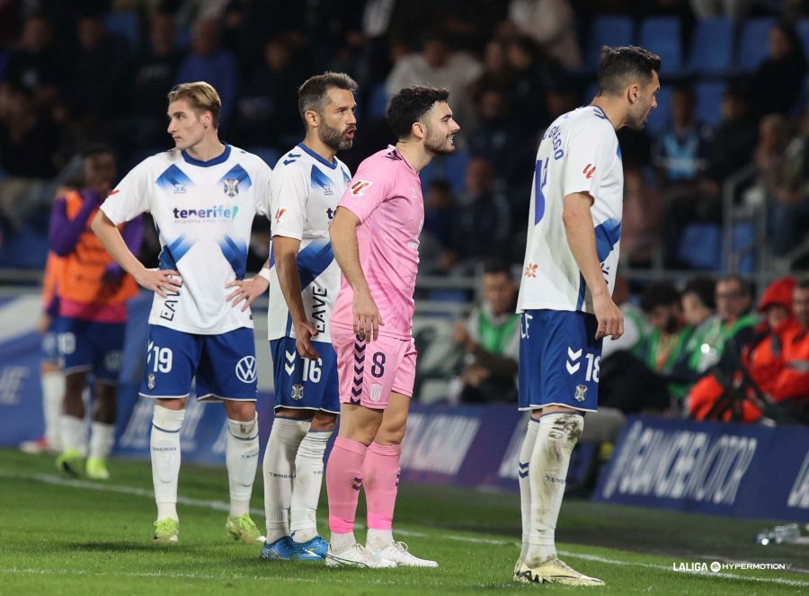 Los jugadores del Tenerife en el partido contra el Eldense (La Liga)
