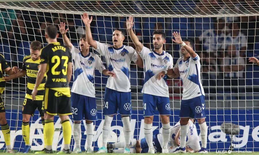 Los jugadores del Tenerife en la barrera antes de una falta del Zaragoza (La Liga)