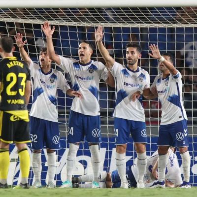 Los jugadores del Tenerife en la barrera antes de una falta del Zaragoza (La Liga)