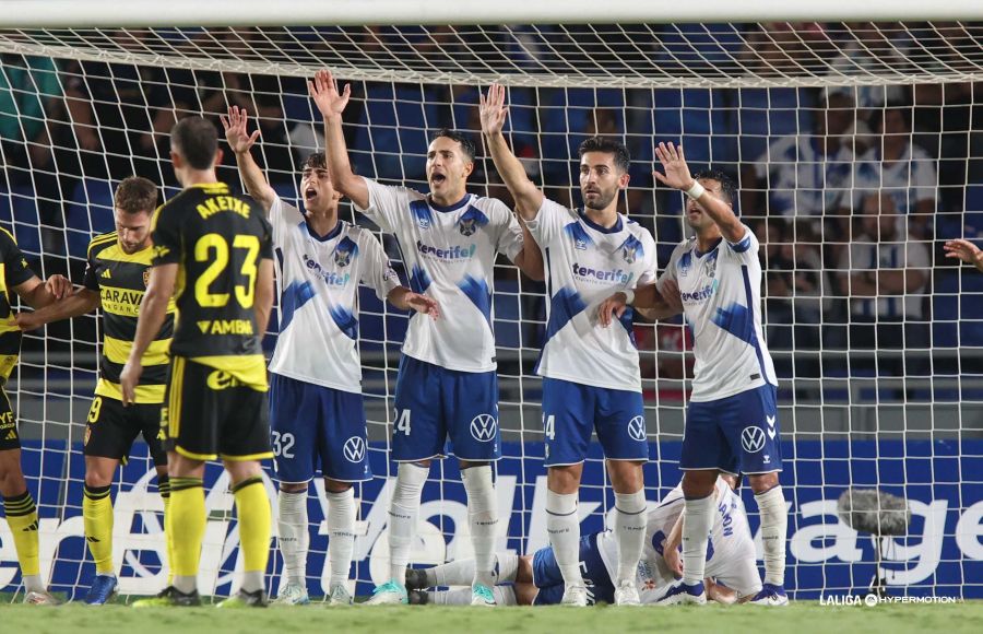 Los jugadores del Tenerife en la barrera antes de una falta del Zaragoza (La Liga)