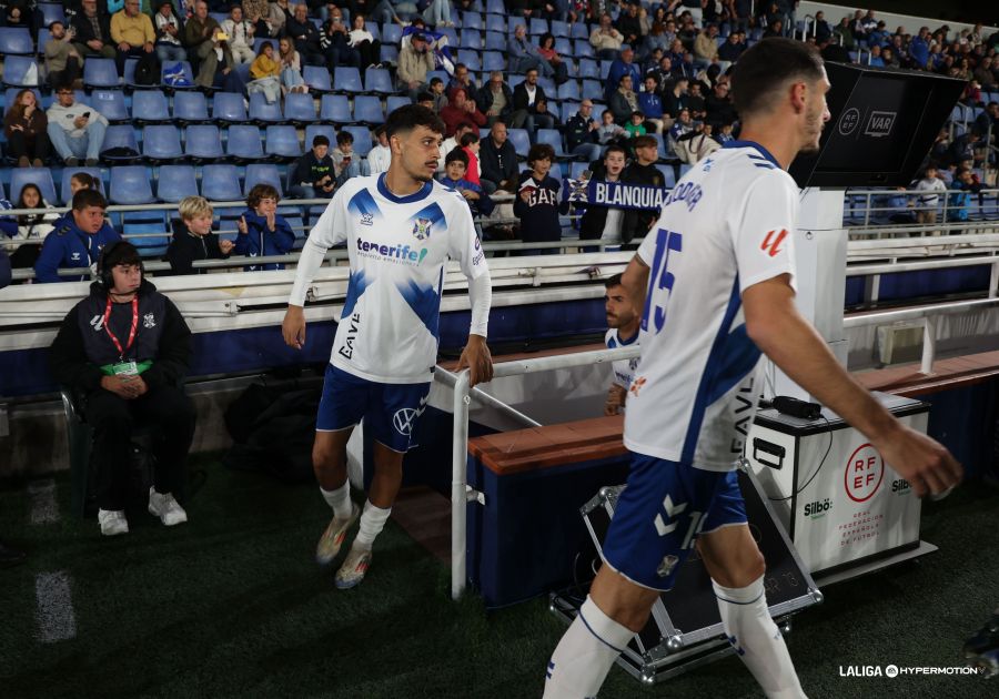 Los jugadores del Tenerife saltando al césped antes de jugar contra el Córdoba (La Liga)