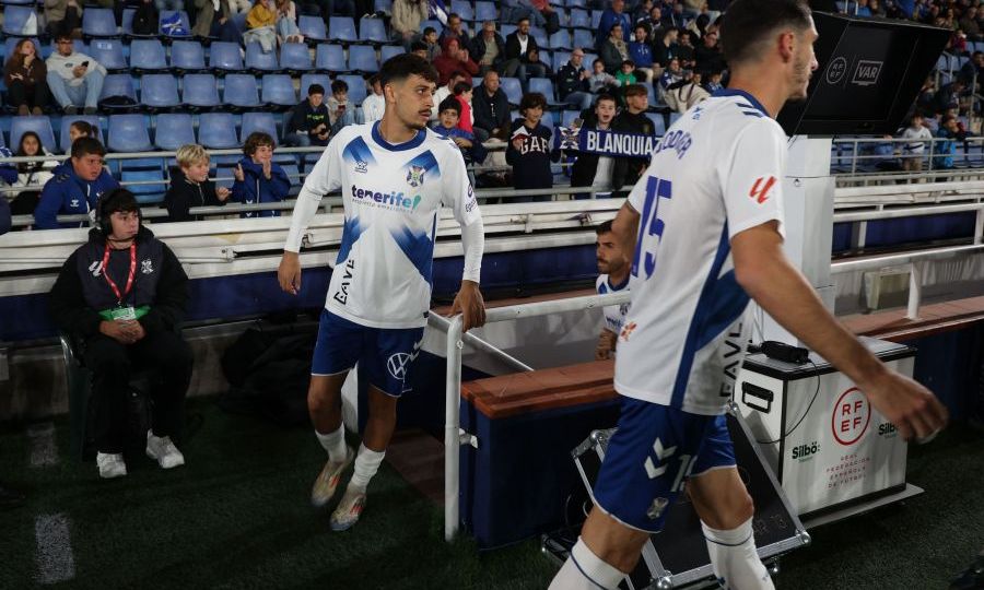 Los jugadores del Tenerife saltando al césped antes de jugar contra el Córdoba (La Liga)