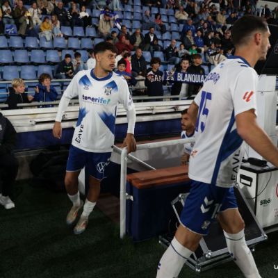 Los jugadores del Tenerife saltando al césped antes de jugar contra el Córdoba (La Liga)