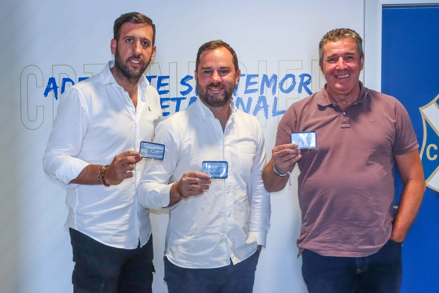 Los miembros de la dirección deportiva blanquiazul, con sus abonos (CD Tenerife)