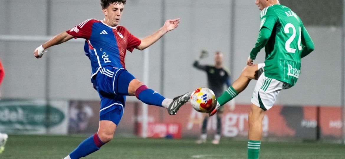 Lucha por el balón entre asturianos y gallegos (Racing de Ferrol)