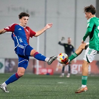 Lucha por el balón entre asturianos y gallegos (Racing de Ferrol)