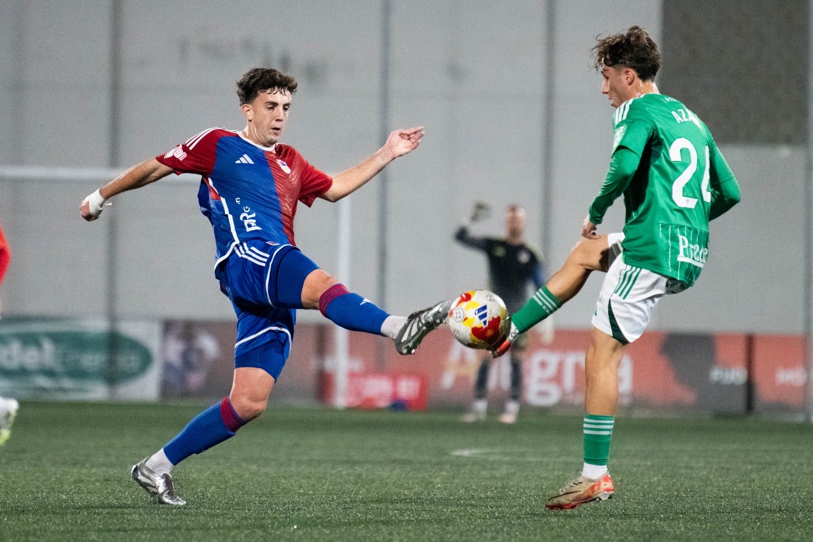 Lucha por el balón entre asturianos y gallegos (Racing de Ferrol)