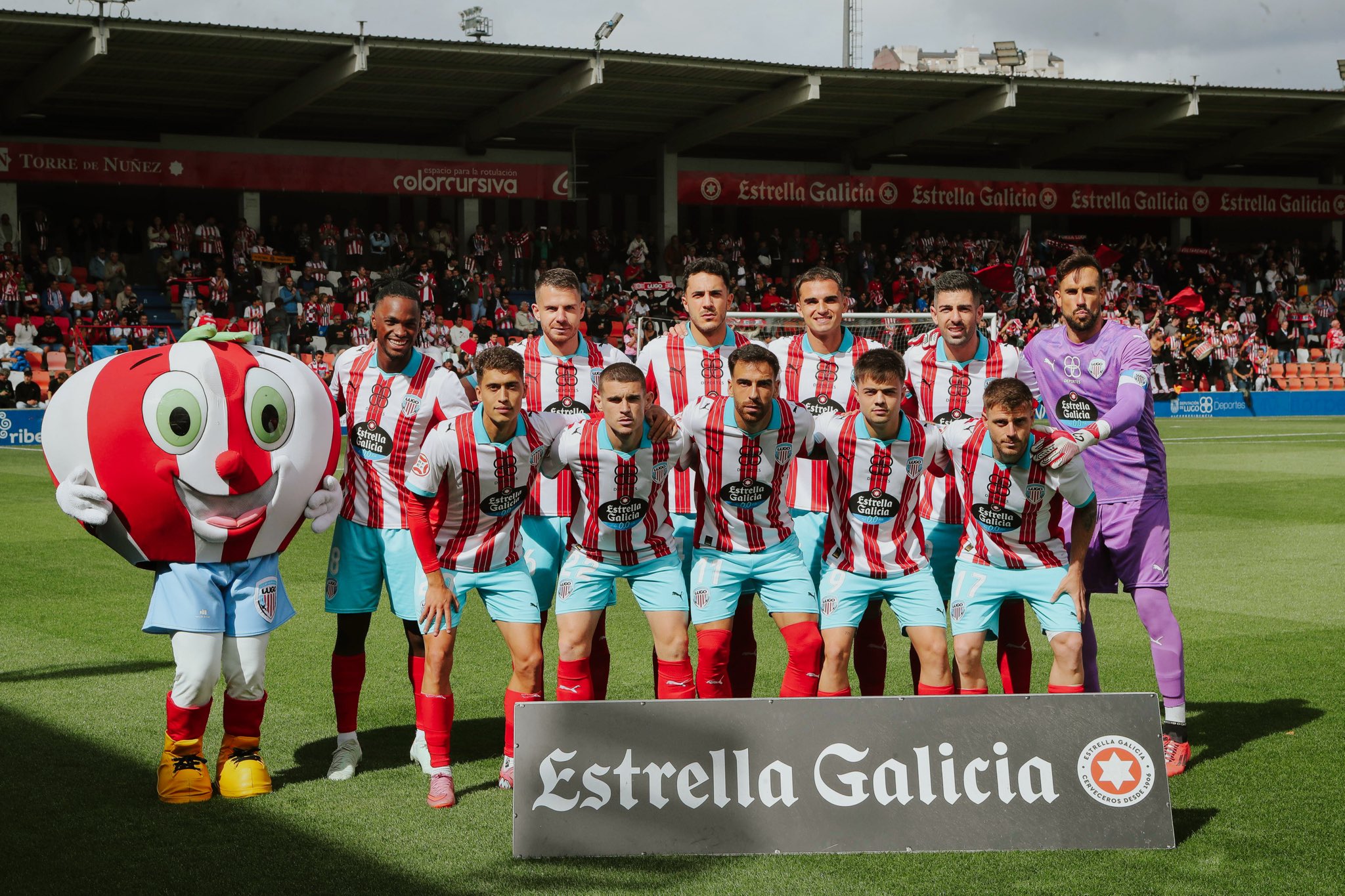 XI del Lugo, con José Amo y Josep Gayá (@CDEPORTIVOLUGO).