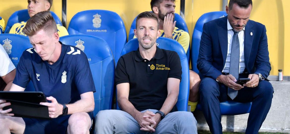 Luis García Fernández en el banquillo de la UD Las Palmas (C TORRES TINTAAMARILLA)
