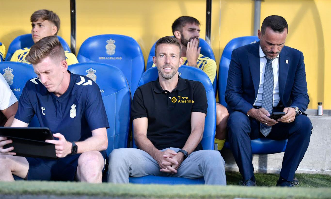 Luis García Fernández en el banquillo de la UD Las Palmas (C TORRES TINTAAMARILLA)