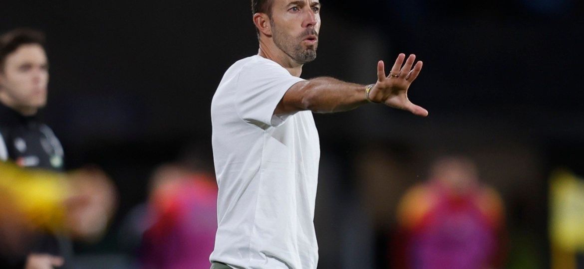 Luis García dirigiendo a los suyos (UD Las Palmas)