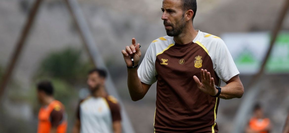 Luis García dirigiendo una sesión de entrenamiento (UDLP.es)