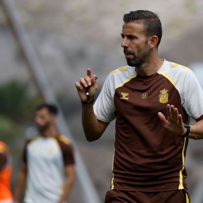 Luis García dirigiendo una sesión de entrenamiento (UDLP.es)