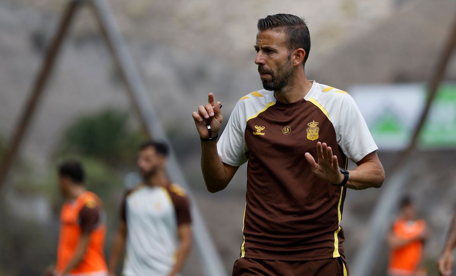 Luis García dirigiendo una sesión de entrenamiento (UDLP.es)