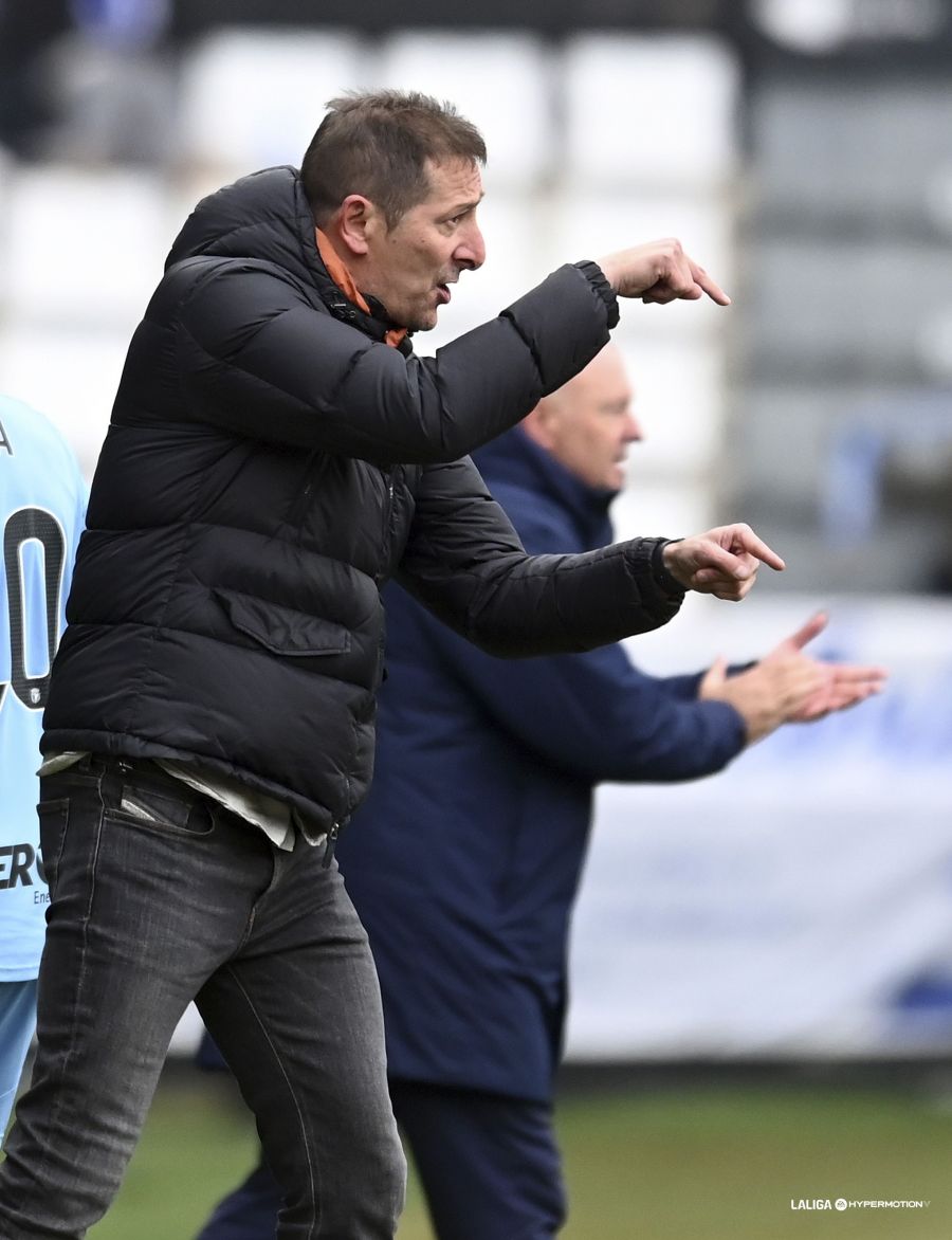 Luis Miguel Ramis dando instrucciones, con Pepe Mel de fondo (La Liga)