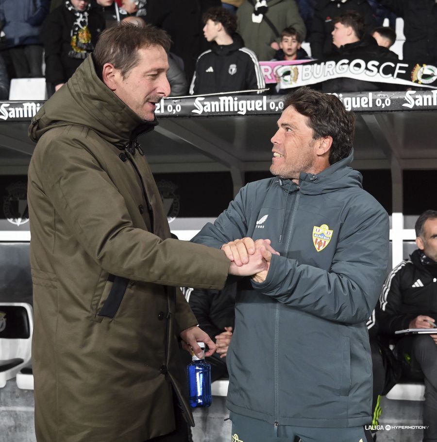 Luis Miguel Ramis saludando a Rubí (La Liga)