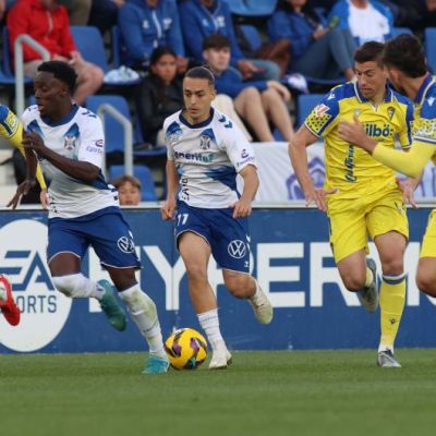 Luismi Cruz con el balón en los pies (La Liga)