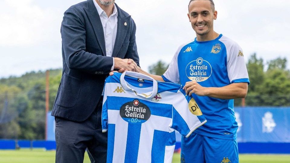 Luismi Cruz con su nueva camiseta (@RCDeportivo)