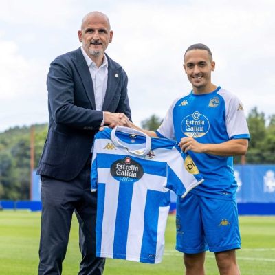 Luismi Cruz con su nueva camiseta (@RCDeportivo)