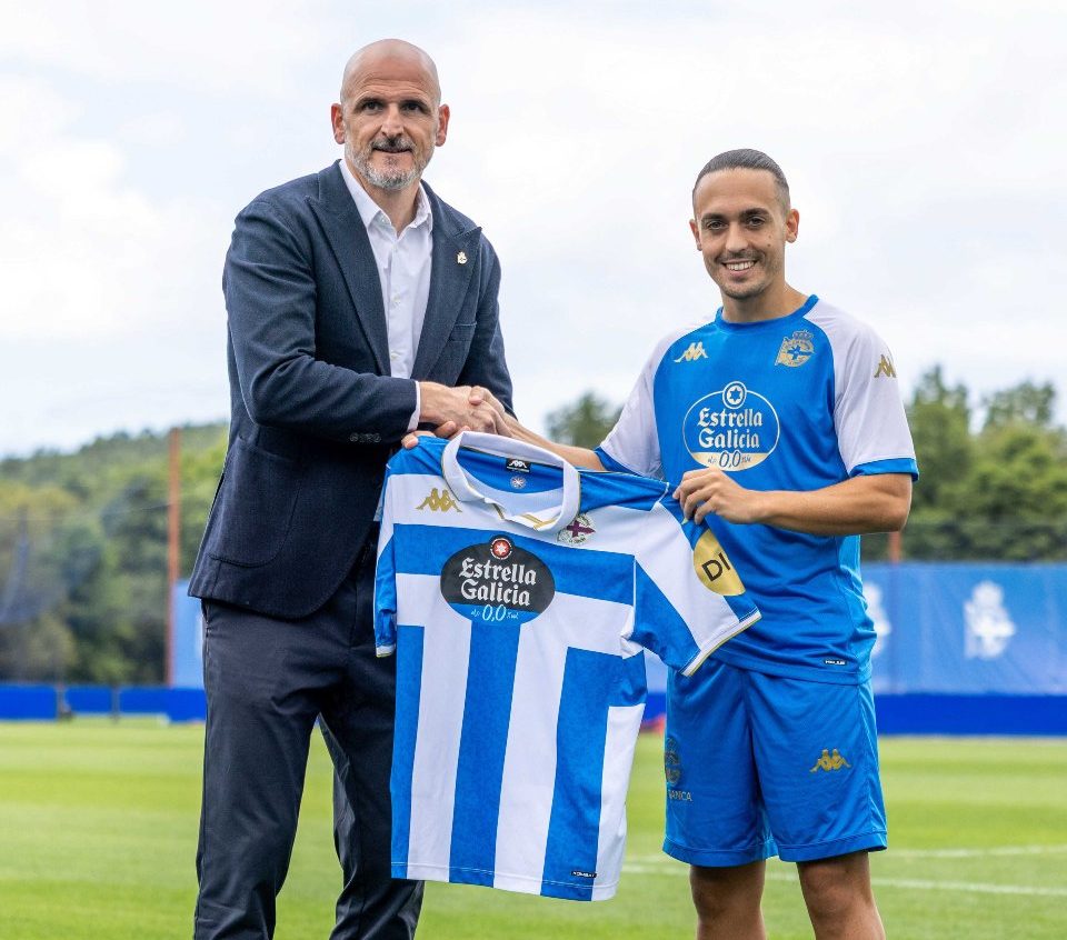 Luismi Cruz con su nueva camiseta (@RCDeportivo)