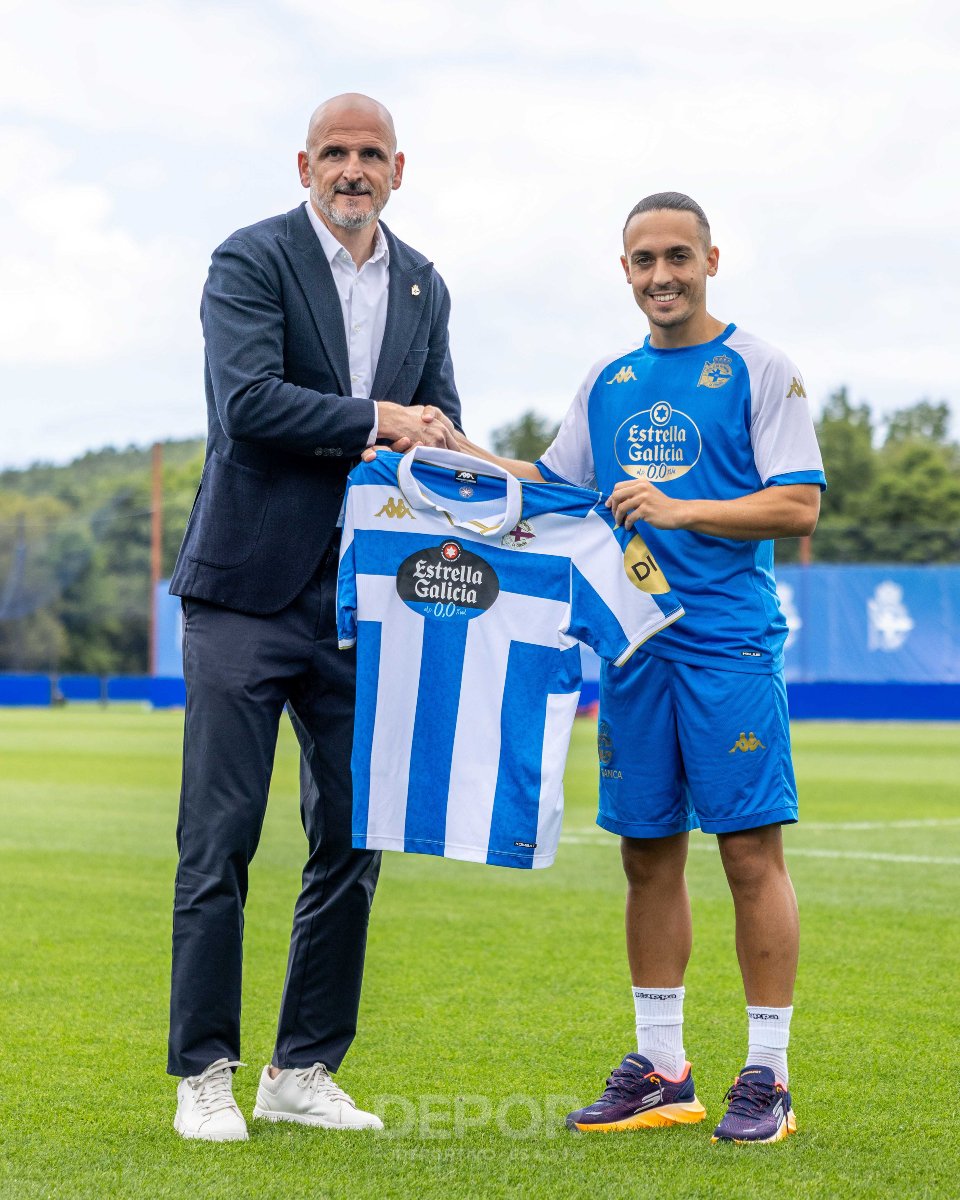 Luismi Cruz con su nueva camiseta (@RCDeportivo)