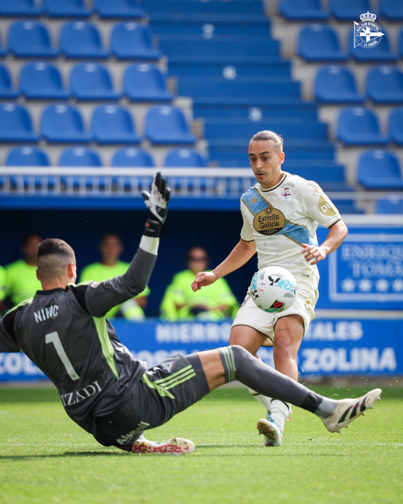 Luismi Cruz picando el balón (@RCDeportivo)