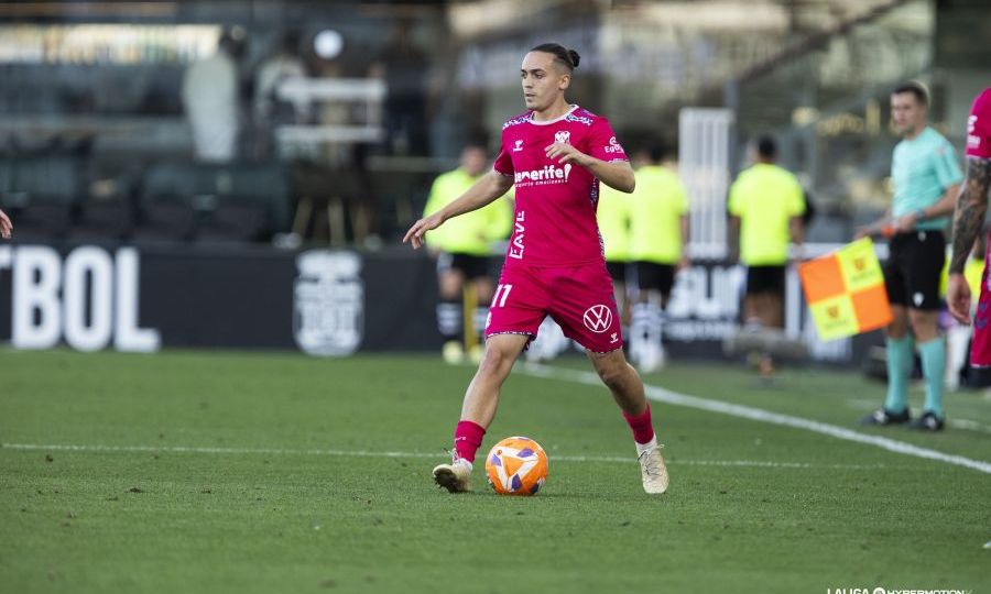 Luismi Cruz sobre el césped del Cartagonova (La Liga)