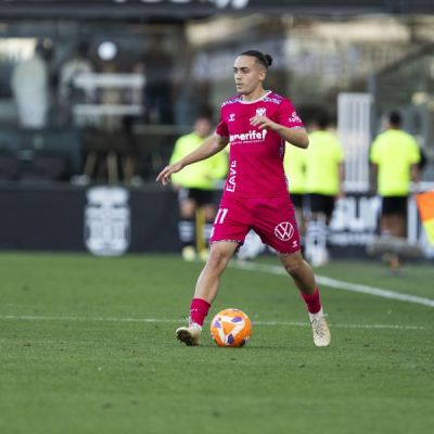Luismi Cruz sobre el césped del Cartagonova (La Liga)