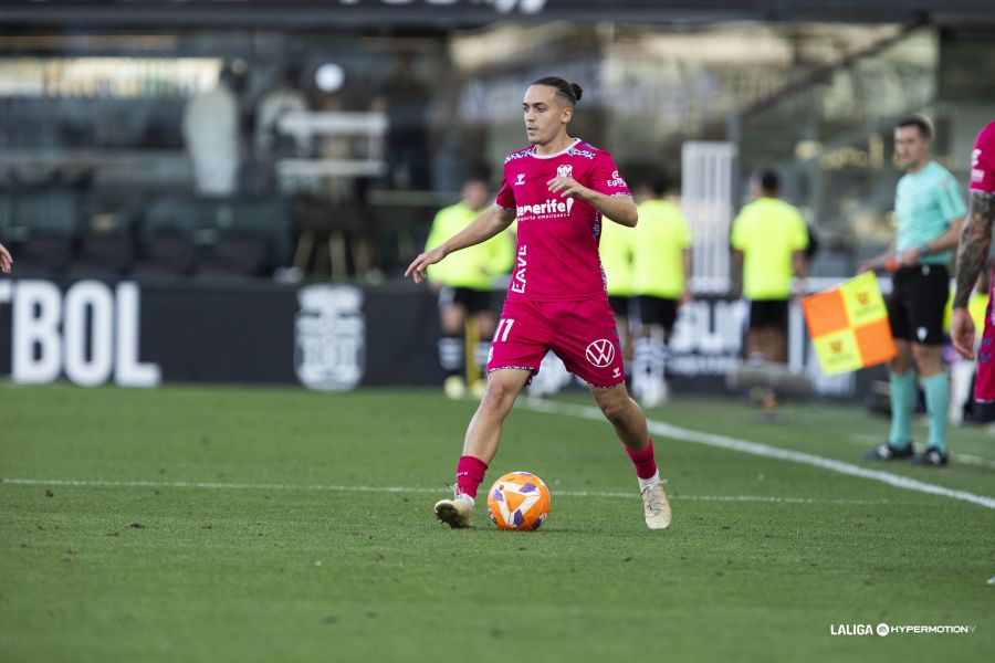 Luismi Cruz sobre el césped del Cartagonova (La Liga)