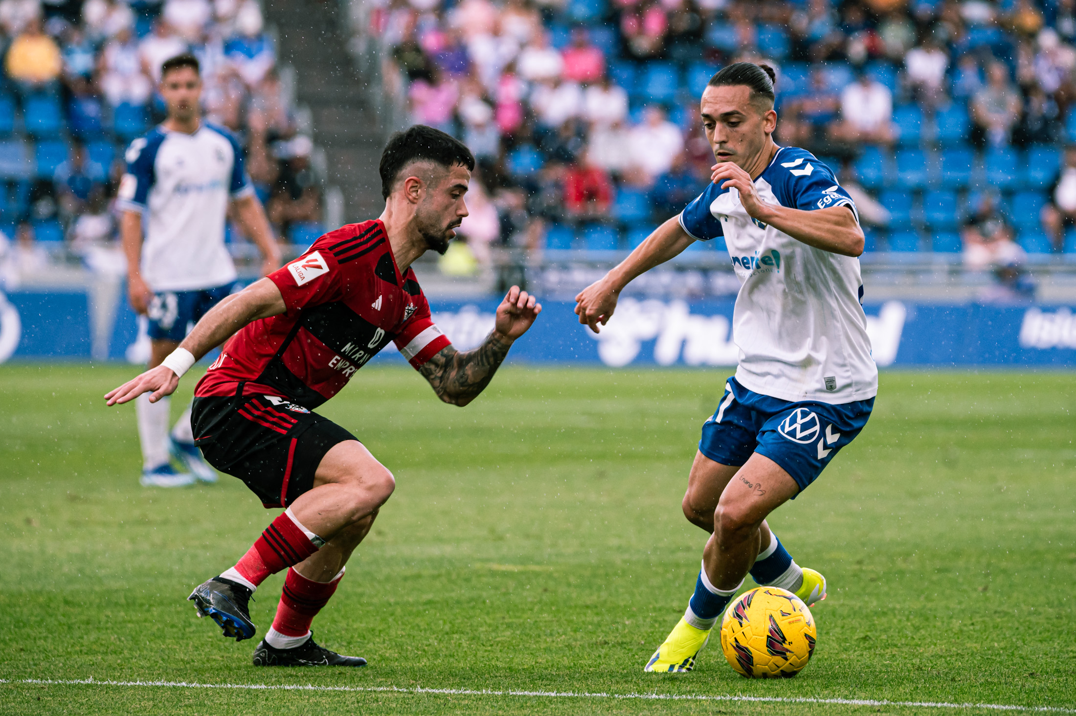 Luismi, en una acción contra el Mirandés (CD TENERIFE/SAN ACOSTA).