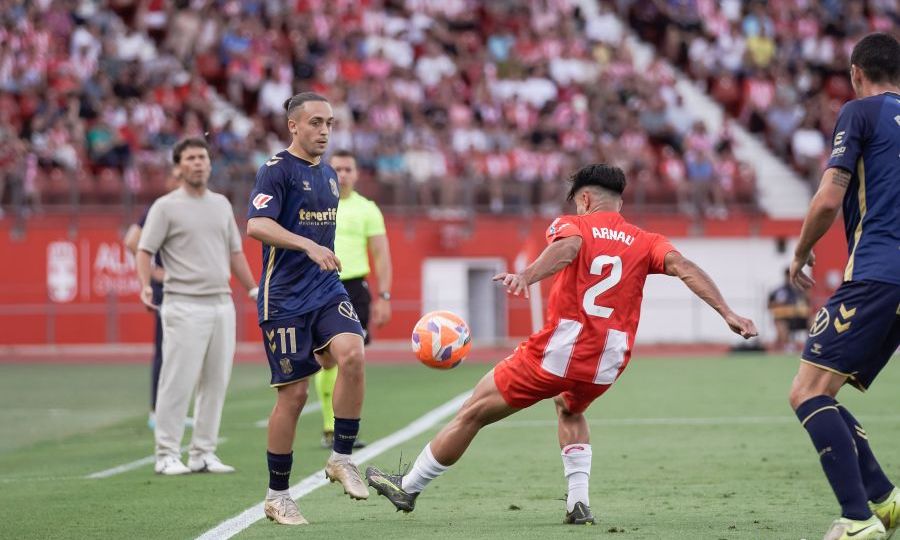 Luismi en una acción contra el Almería (LA LIGA)