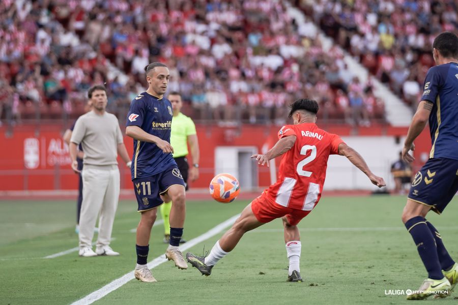 Luismi en una acción contra el Almería (LA LIGA)