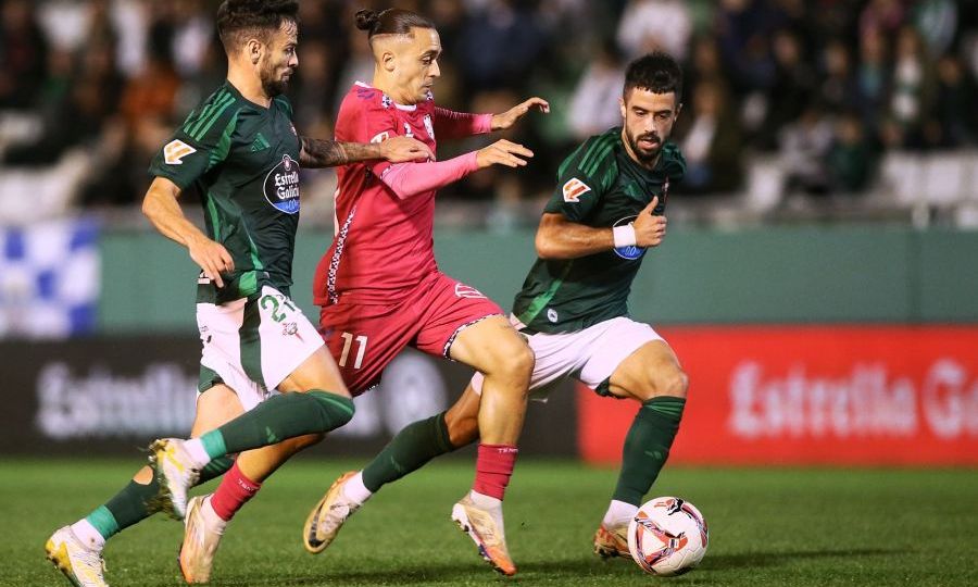 Luismi intentando irse de los defensas del Racing de Ferrol (La Liga)