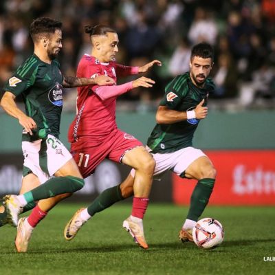 Luismi intentando irse de los defensas del Racing de Ferrol (La Liga)