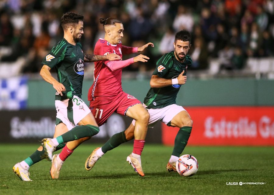 Luismi intentando irse de los defensas del Racing de Ferrol (La Liga)
