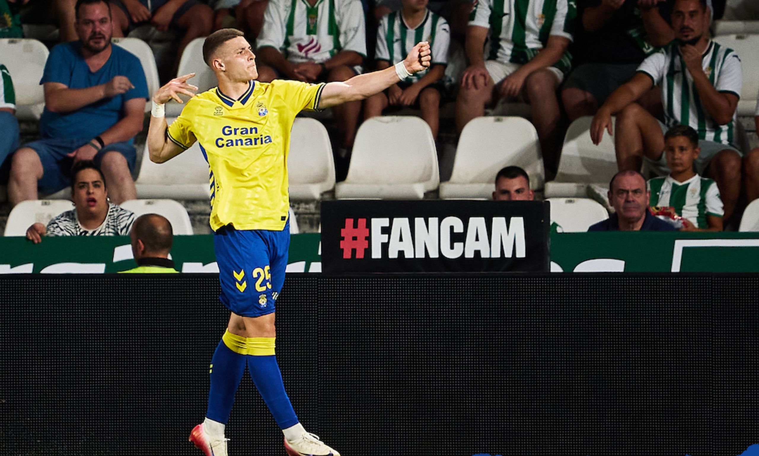 Lukovic celebra uno de los goles amarillos (UDLP.ES).