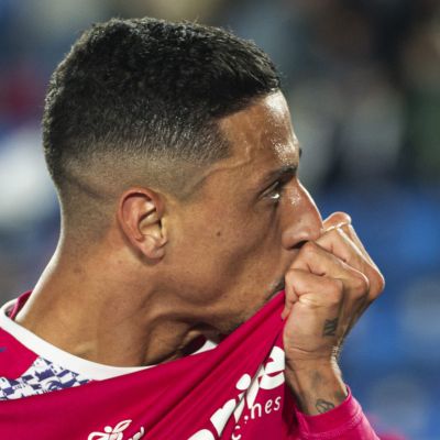 Maikel Mesa besando el escudo del Tenerife (@CDTOficial San Acosta)