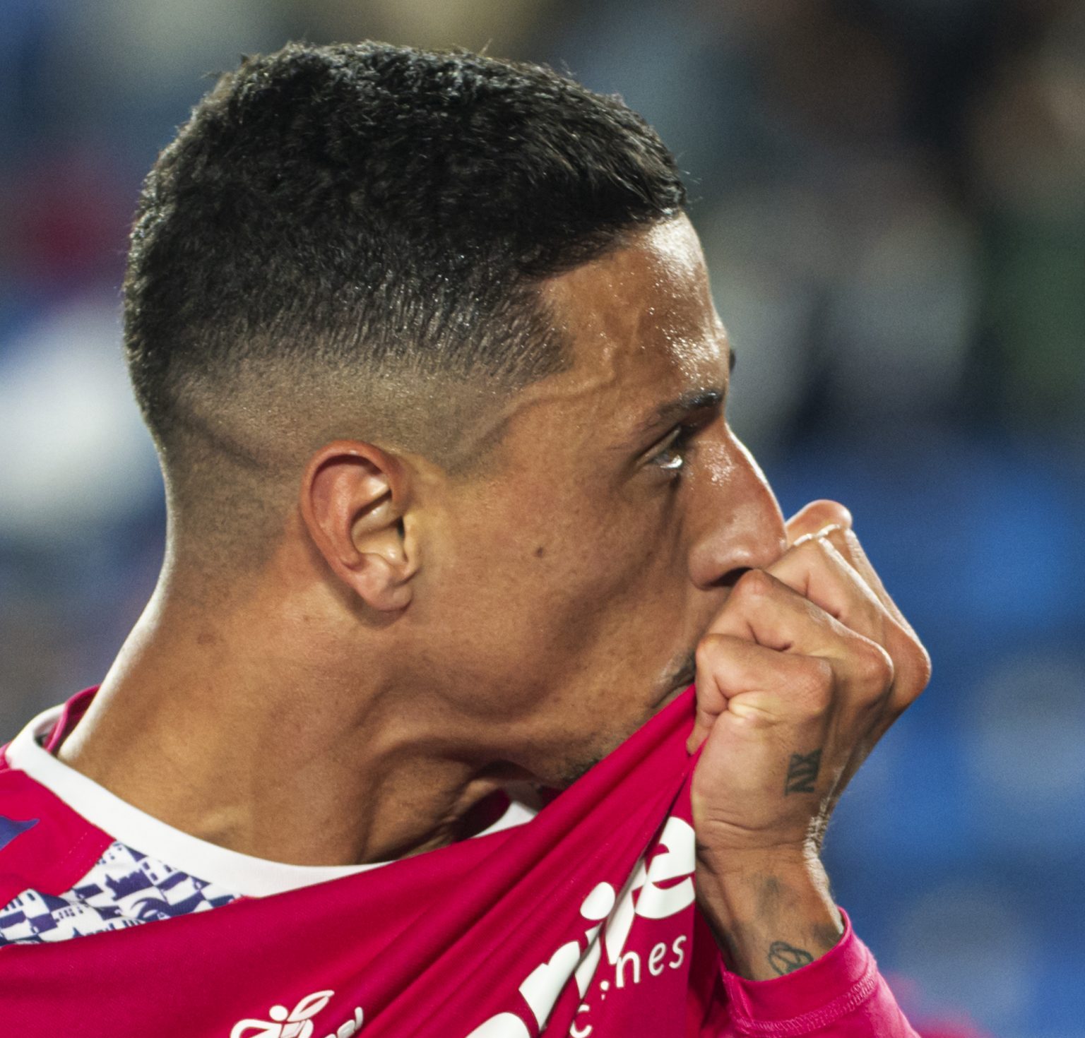 Maikel Mesa besando el escudo del Tenerife (@CDTOficial San Acosta)