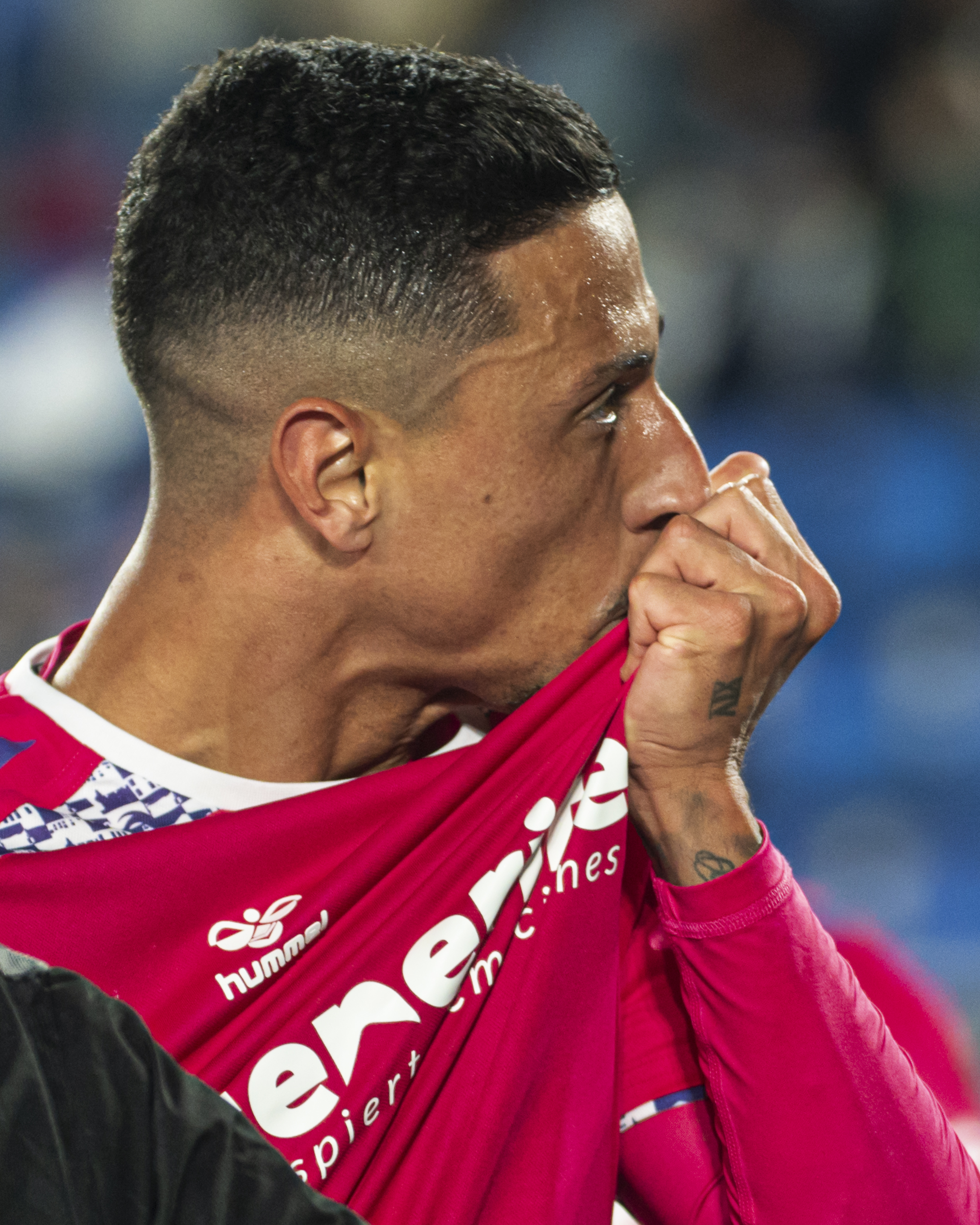 Maikel Mesa besando el escudo del Tenerife (@CDTOficial San Acosta)