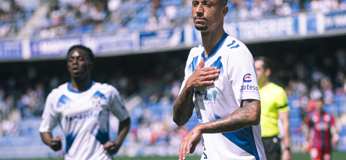 Maikel Mesa celebrando el 1-0 al Huesca (CD Tenerife / San Acosta)