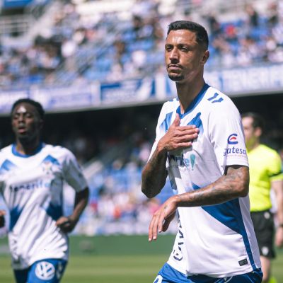 Maikel Mesa celebrando el 1-0 al Huesca (CD Tenerife / San Acosta)