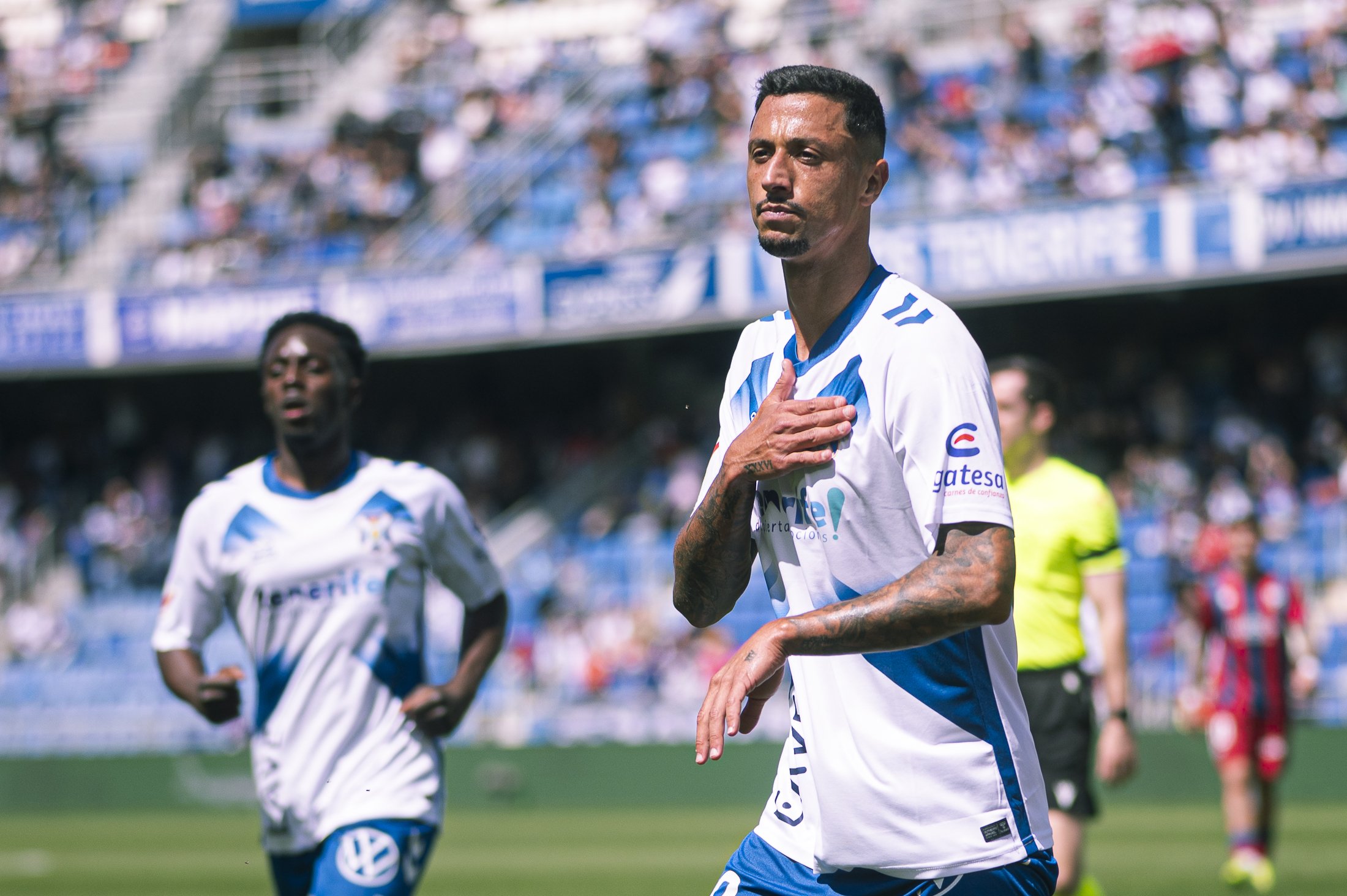 Maikel Mesa celebrando el 1-0 al Huesca (CD Tenerife / San Acosta)