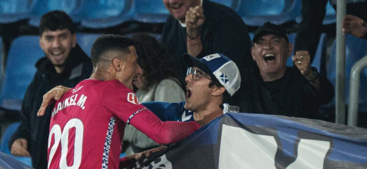 Maikel Mesa celebrando su gol con un aficionado (@CDTOficial)