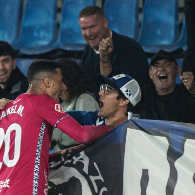 Maikel Mesa celebrando su gol con un aficionado (@CDTOficial)