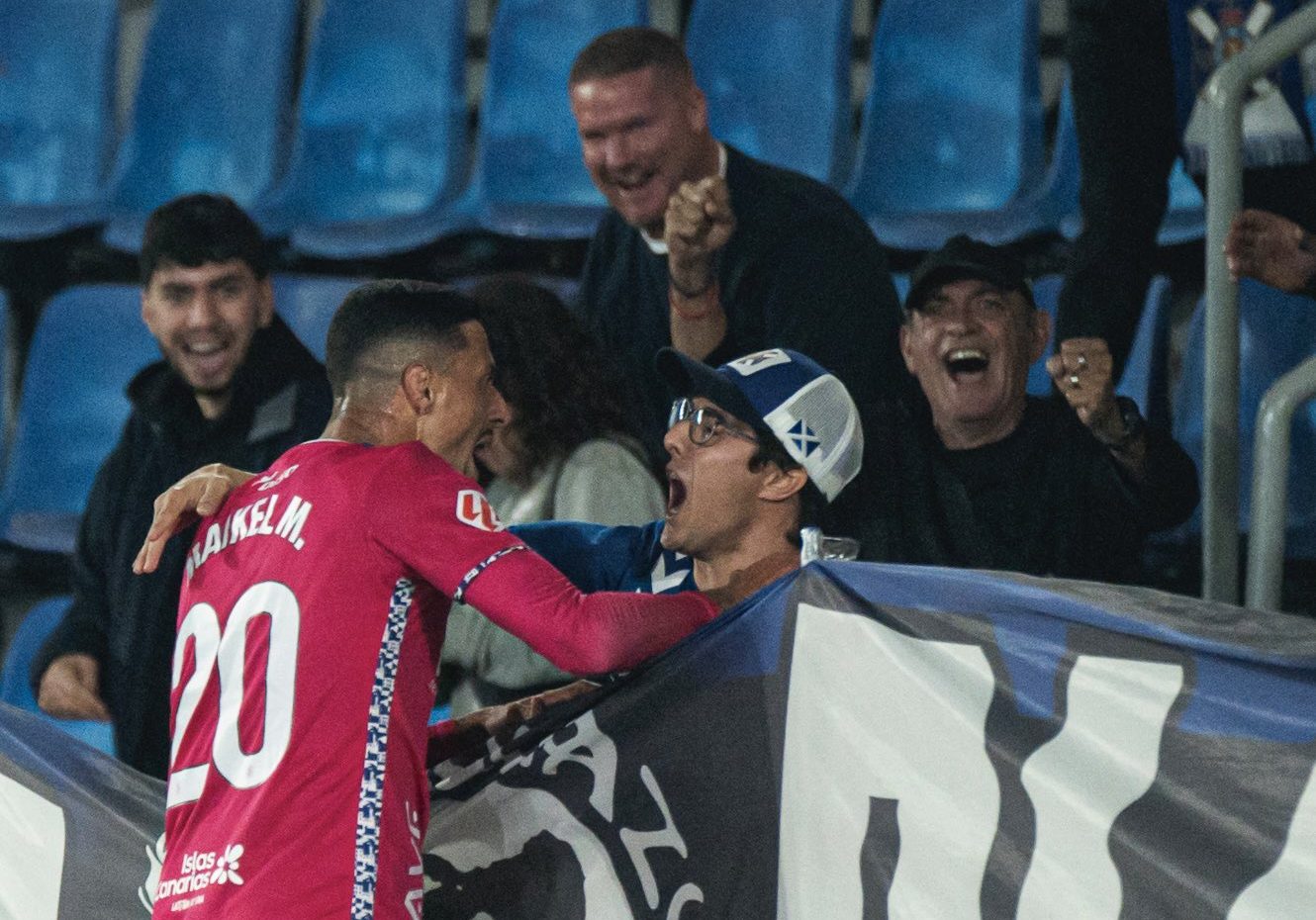 Maikel Mesa celebrando su gol con un aficionado (@CDTOficial)