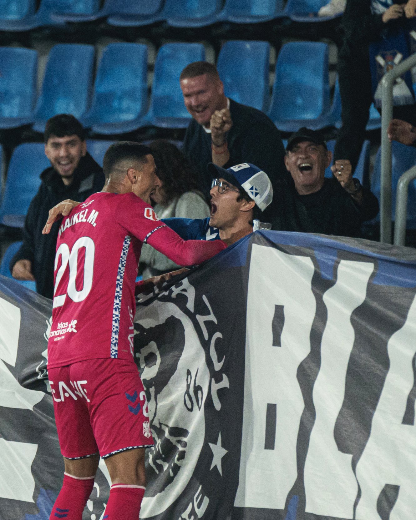 Maikel Mesa celebrando su gol con un aficionado (@CDTOficial)