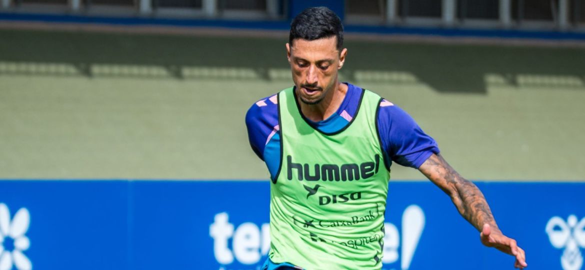 Maikel Mesa durante un entrenamiento (CD Tenerife)|Diseños VISITANTE CD Tenerife