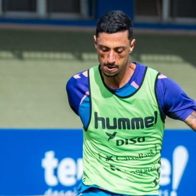 Maikel Mesa durante un entrenamiento (CD Tenerife)|Diseños VISITANTE CD Tenerife