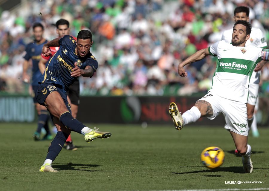 Maikel Mesa remata a puerta (La Liga)