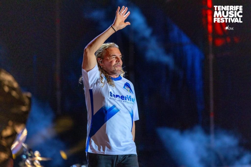Maná con la camiseta tinerfeñista (@CDTOficial)